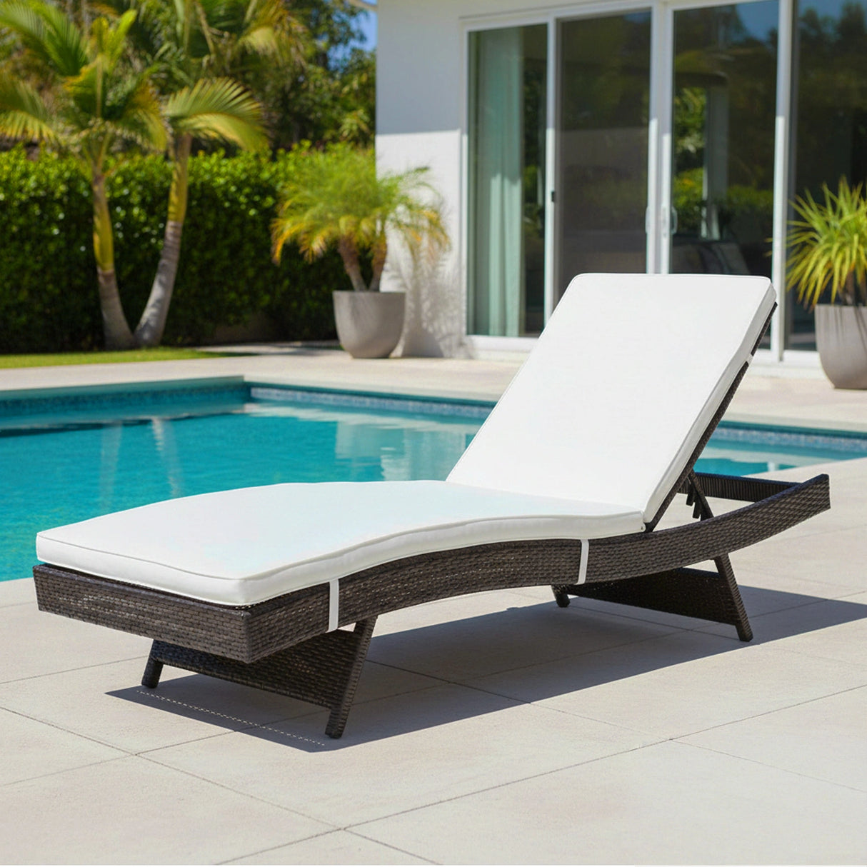 Outdoor Rattan Wicker Chaise Lounger For Poolside
