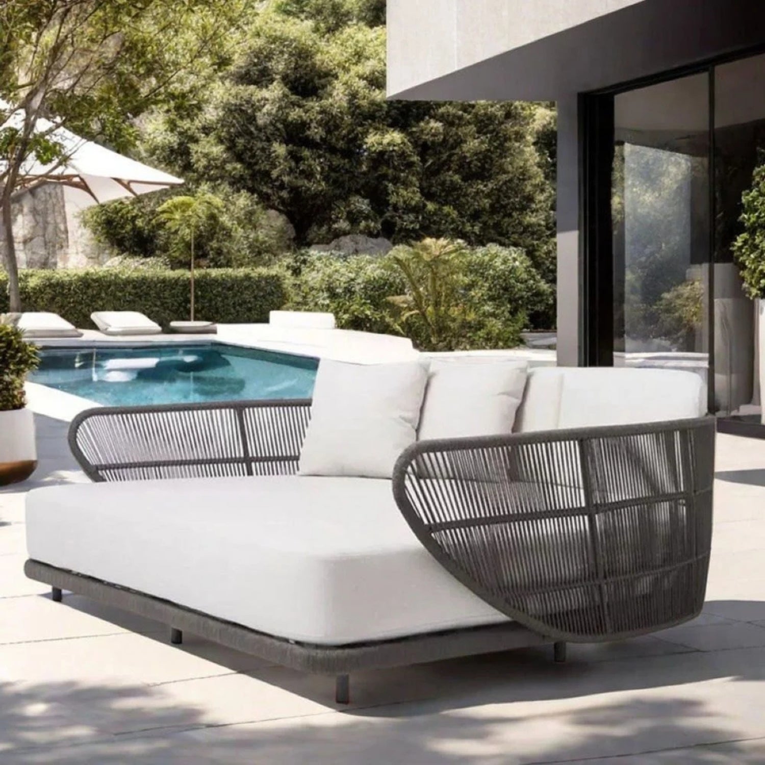 Outdoor Grey Rope Patio Daybed With Off-White Cushion