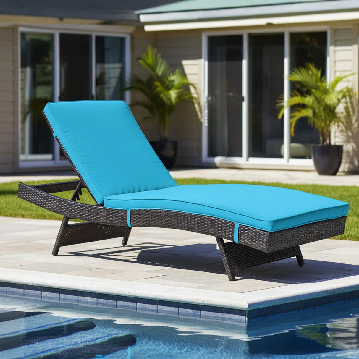 Outdoor Rattan Wicker Chaise Lounger For Poolside