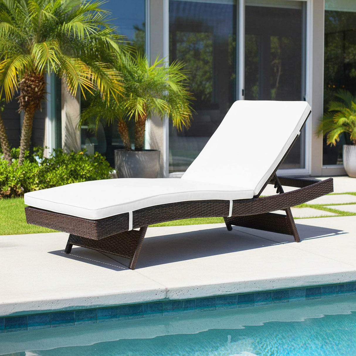 Outdoor Rattan Wicker Chaise Lounger For Poolside