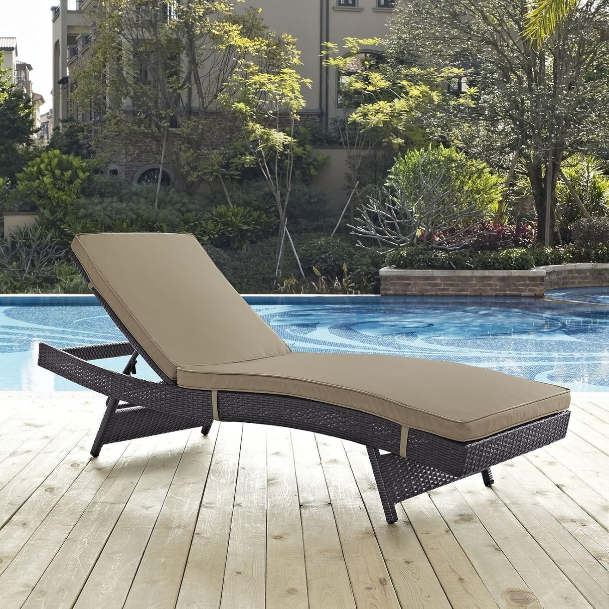 Outdoor Rattan Wicker Chaise Lounger For Poolside