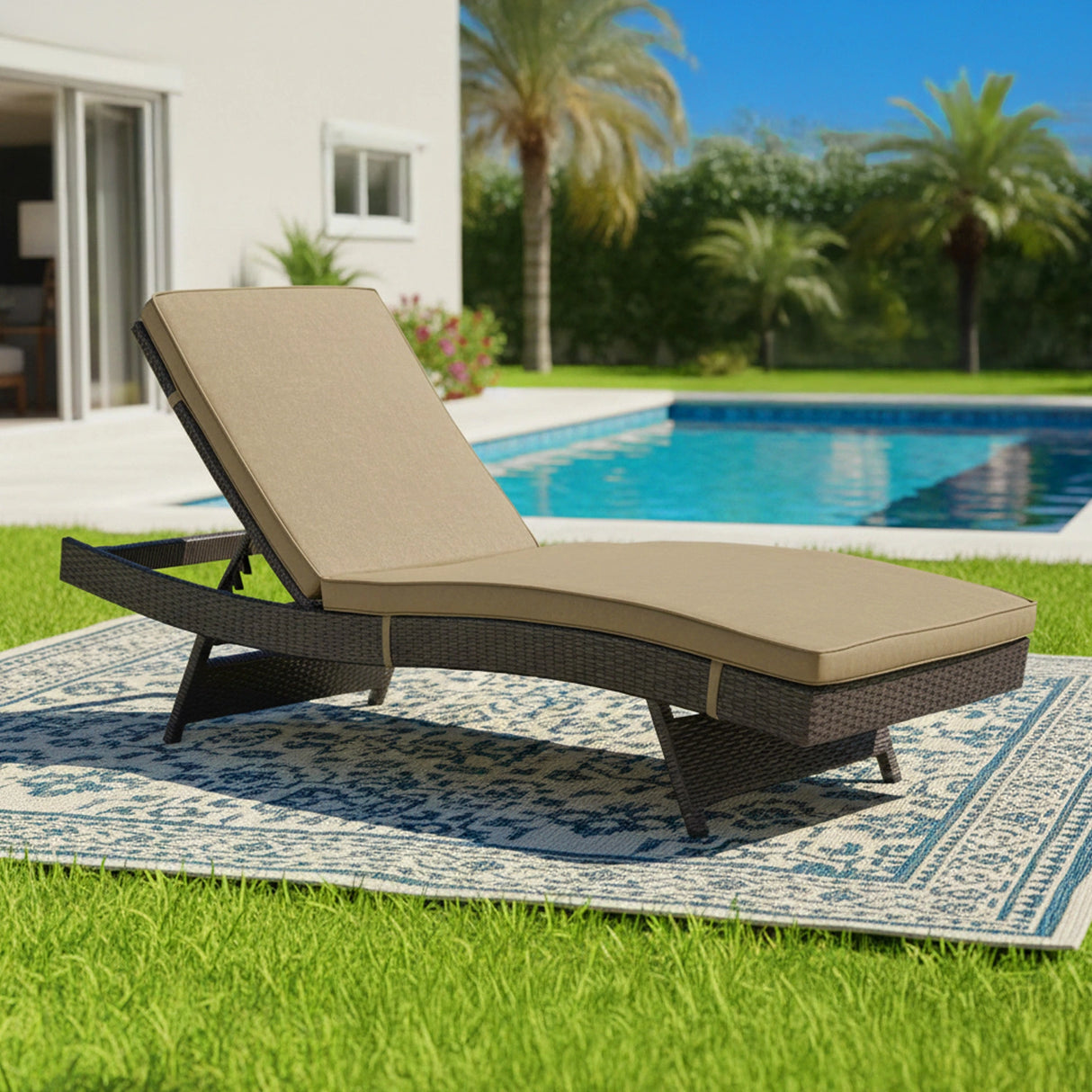 Outdoor Rattan Wicker Chaise Lounger For Poolside