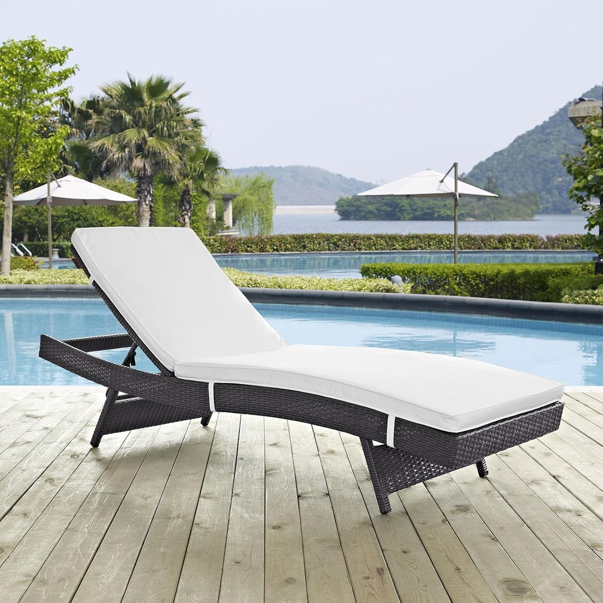 Outdoor Rattan Wicker Chaise Lounger For Poolside