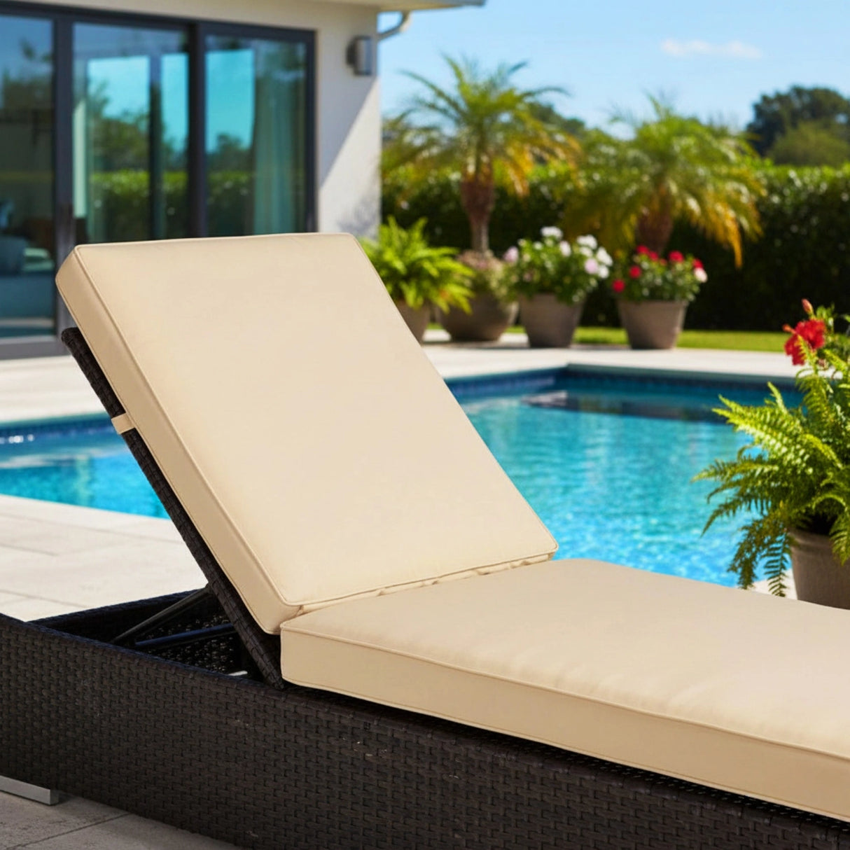 Outdoor All-Weather Rattan Wicker Lounger (Dark Brown & Cream)