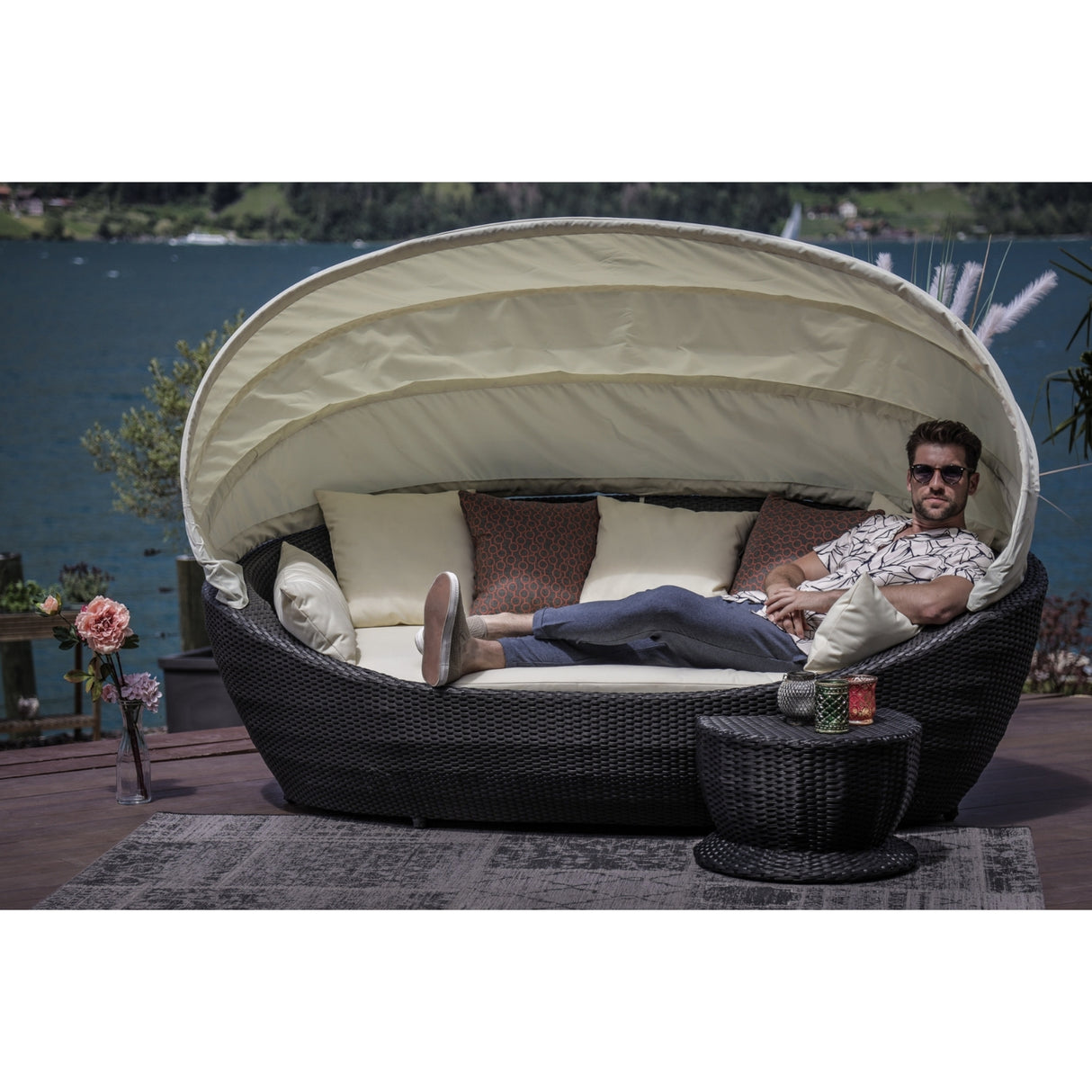 Outdoor All-Weather Wicker Patio Daybed with Retractable Canopy