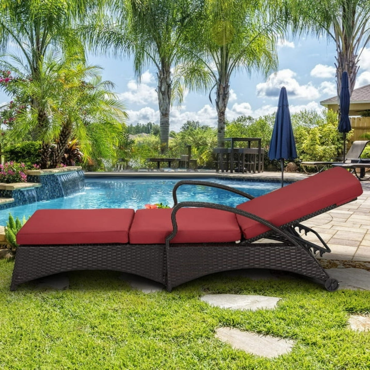 Outdoor All-Weather Wicker Lounger