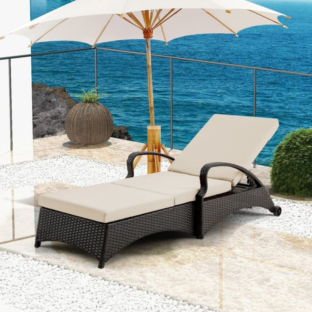 Outdoor All-Weather Wicker Lounger
